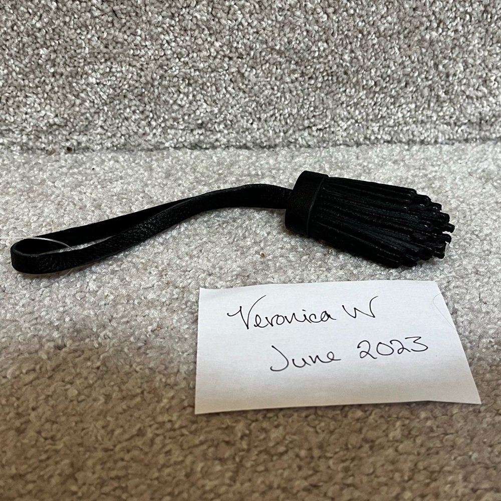 PLG Pom tassel - black pebbled